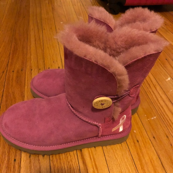 Bailey button pink Uggs - Picture 2 of 8